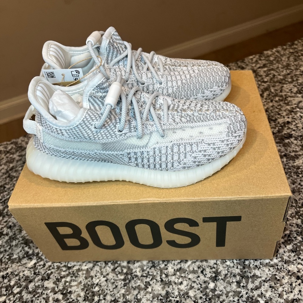 Yeezys (youth) - Picture 2 of 8